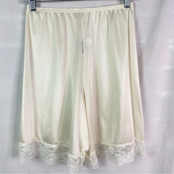 Vintage Lingerie Cream Petti Pants Slip Shorts with lace Trim Small - Picture 2 of 4